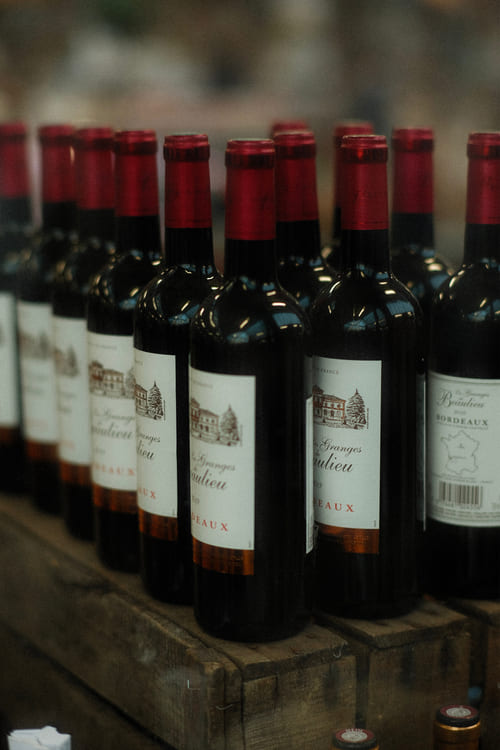 muchos vinos en mesa