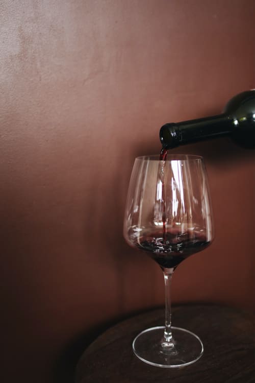 sirviendo vino en copa